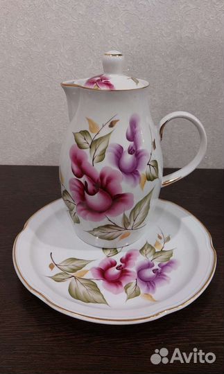 Кувшин с чашками