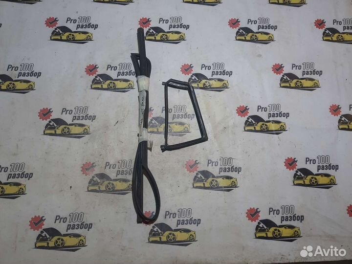 Mazda 3 Уплотнитель стекла двери