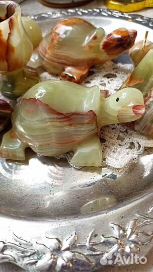 Статуэтки, часы, пирамида, бокалы оникс