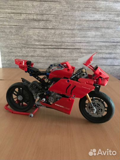 Lego Technic Ducati Panigale V4 R