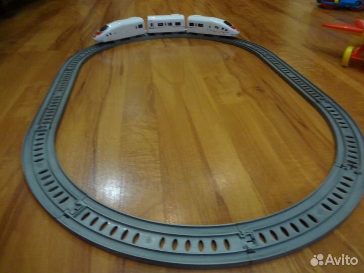 Скоростной поезд Сапсан с дорогой