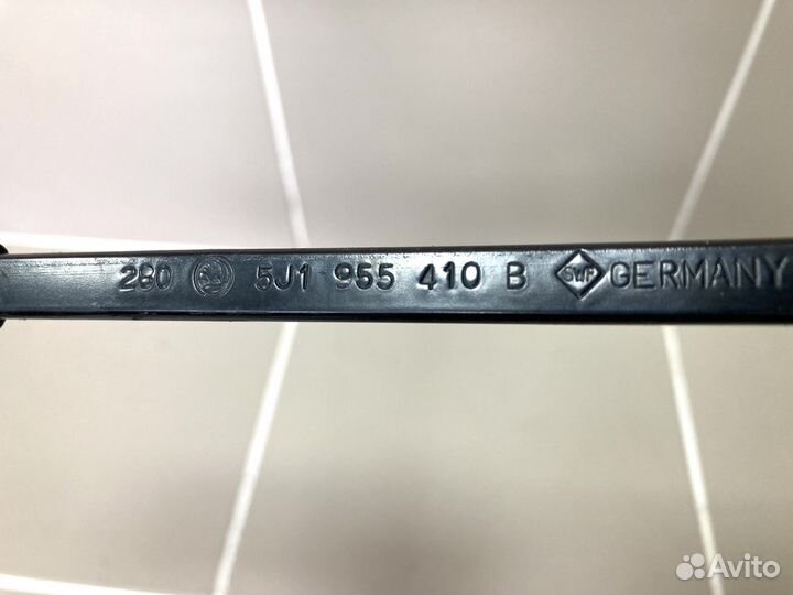 Повод стеклоочистителя прав Skoda Fabia 2010-2015