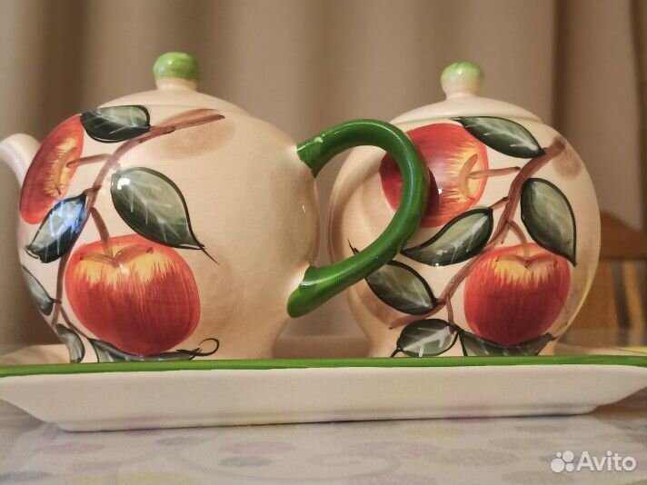 Чайник заварочный и сахарница на подставке