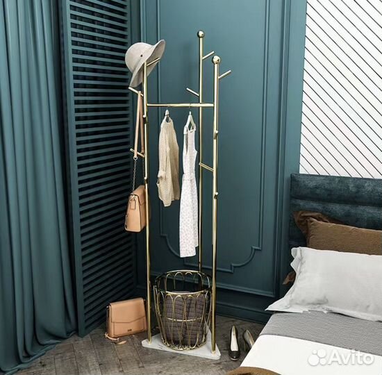 Вешалка дизайнерская для одежды с корзиной