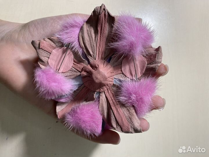 Брошь ручной работы из натуральной кожи