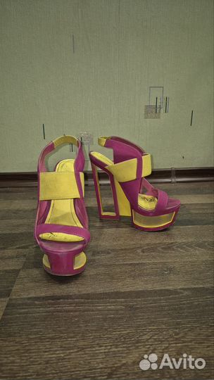 Босоножки на высокой платформе