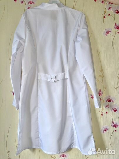 Белый медицинский халат женский