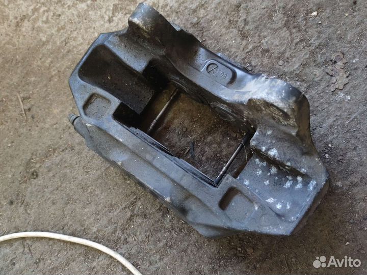 Суппорт передний левый туарег touareg