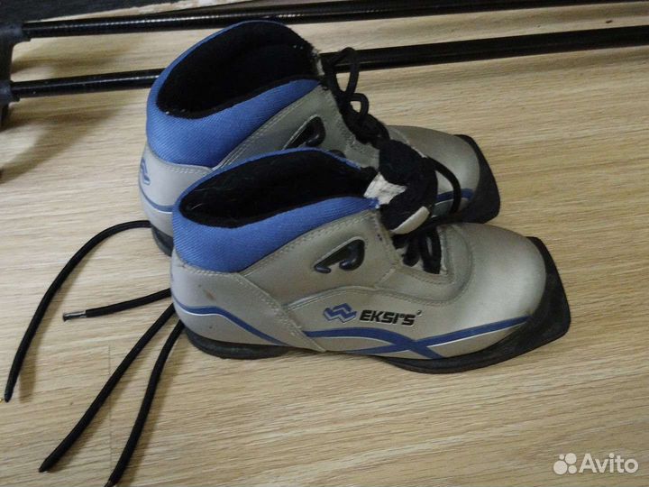 Лыжи с палками и ботинками