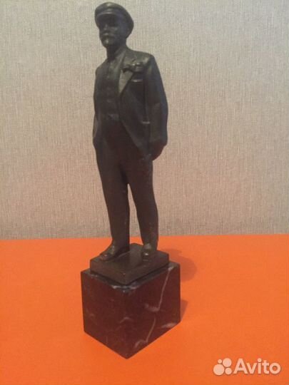 Статуэтка чугун,на мраморном постаменте.В.И.Ленин