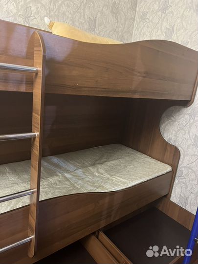 Кровать двухьярусная