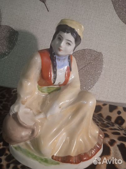 Статуэтка Девушка с кувшином Ереван