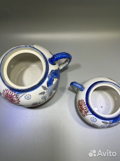 Фарфоровые чайник и сахарница