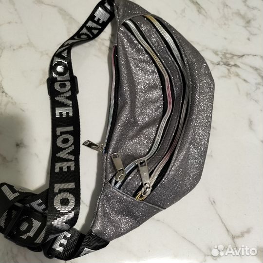 Сумка на пояс серебристого цвета