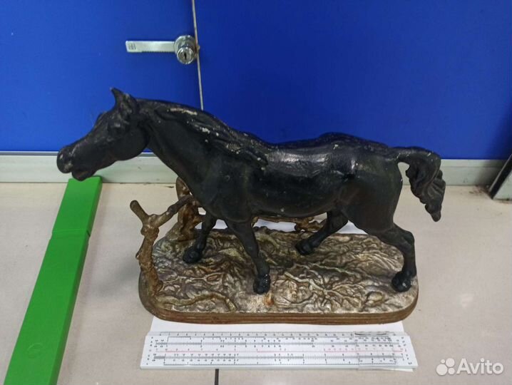 Конь у изгороди