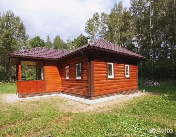 Сруб дома из бревна ручной рубки