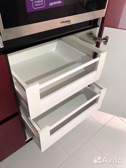 Угловой кухонный гарнитур современный