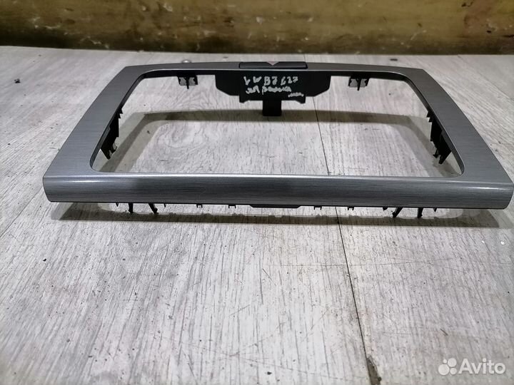 Рамка магнитолы с кнопкой аварийки VW Passat B7