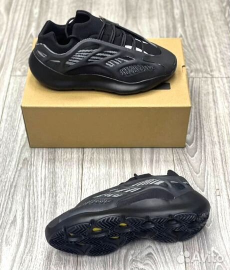 Кроссовки Adidas Yeezy Boost 700 v3