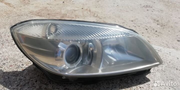 Фара передняя правая на skoda fabia 2