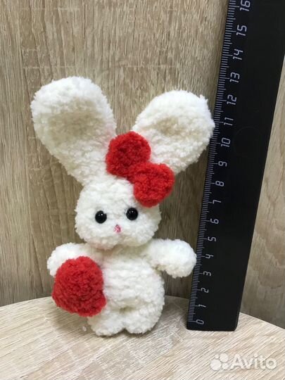 Вязанные игрушки «зайка и мишка с сердечком»