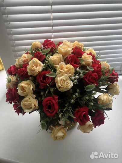 Ваза с искусственными цветами на ножке