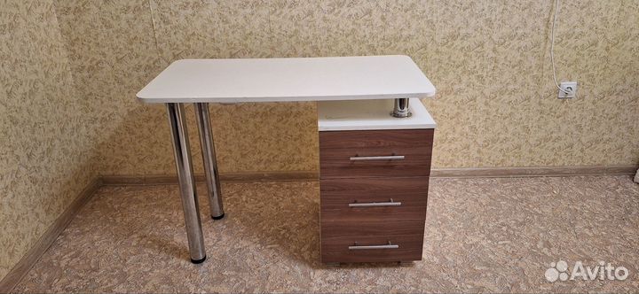 Маникюрный стол