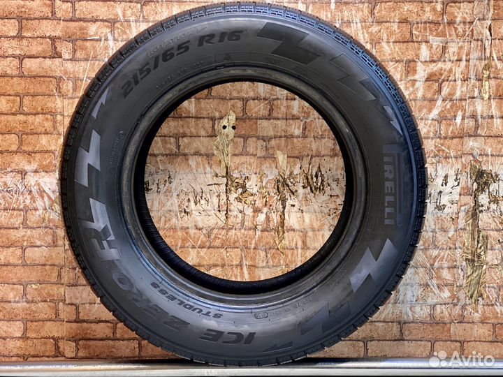 Pirelli Ice Zero FR 215/65 R16