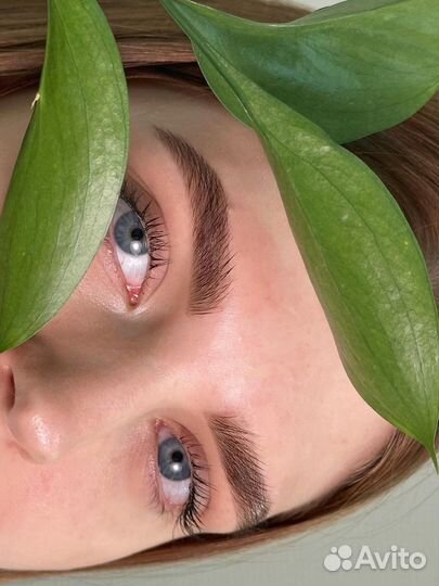 Модель на брови