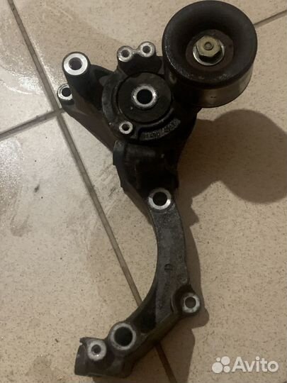 Натяжной ролик с механизмом ленд крузер 200