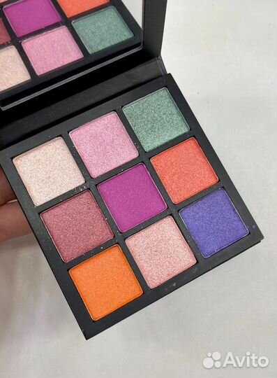 Тени для век (вторая в подарок)