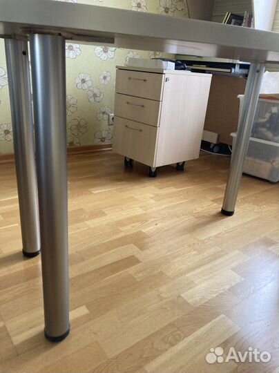 Письменный стол и тумба на колесах бу
