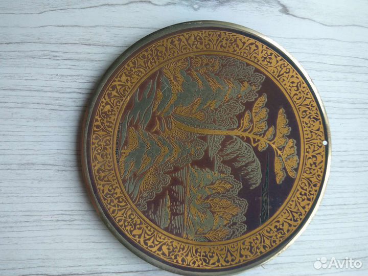Настенная тарелка-чеканка по металлу