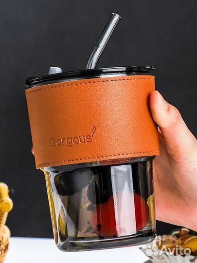 Стакан с крышкой и трубочкой