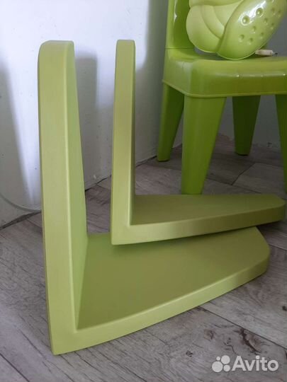 Полки IKEA, светильник IKEA, стульчик