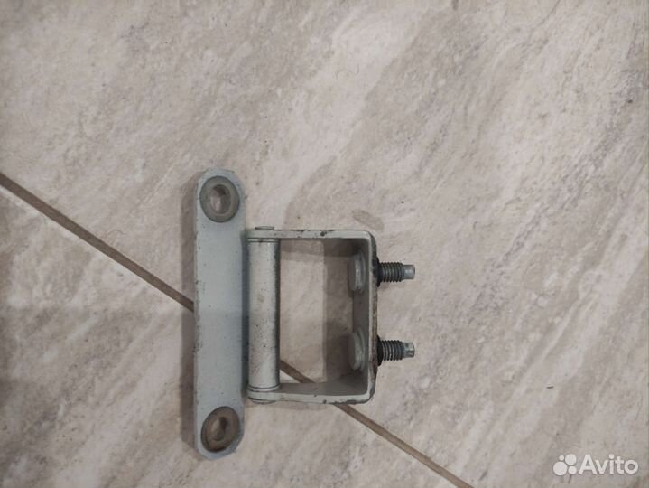 Петля крышки багажника леваяправая Nissan