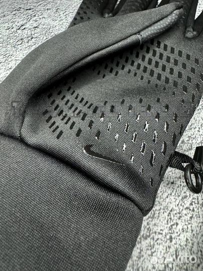 Защитите руки с перчатками Nike Hyperwarm