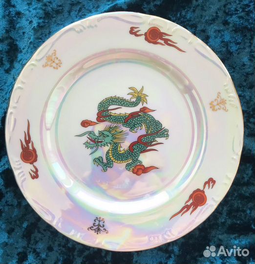 Дракон, фарфоровая тарелка с подставкой