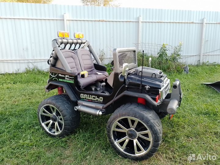 Детская машина на аккумуляторе PEG perego