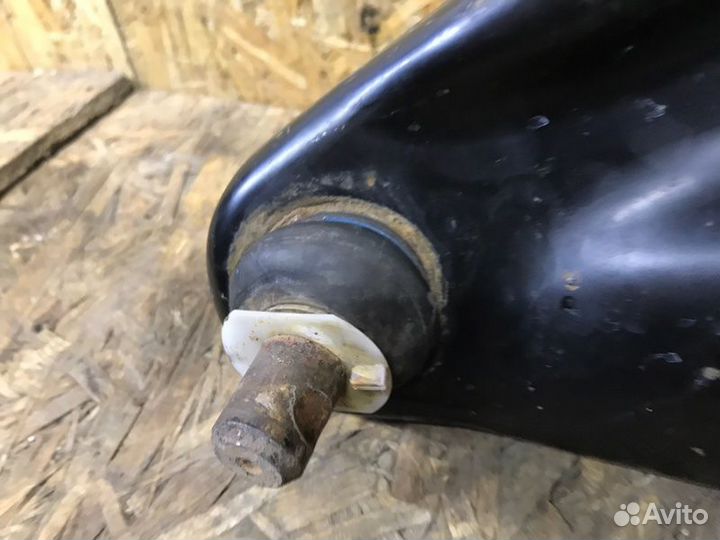 Рычаг подвески нижний передний левый Renault Logan