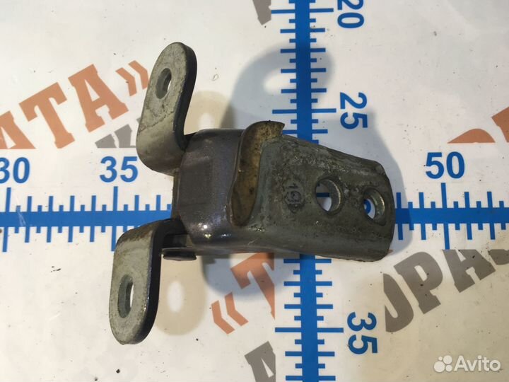 Тойота Хайлюкс Петля нижняя передней двери Лев