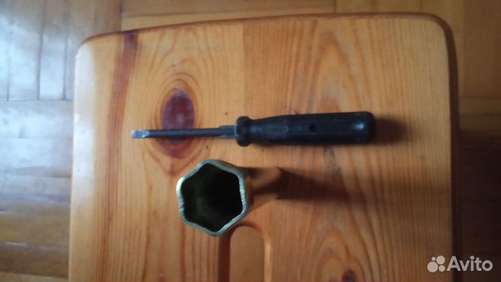 Набор для авто с volvo отвертка, свеч.ключ, ретро