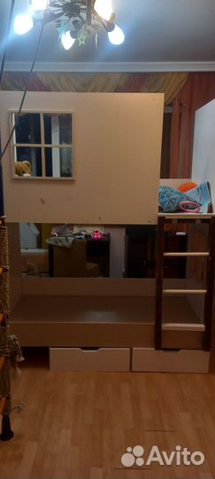 Двухъярусная кровать домик с лестницей