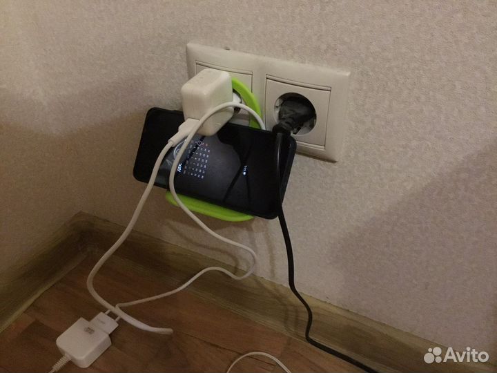 Держатели для телефонов на розетку. 2 шт