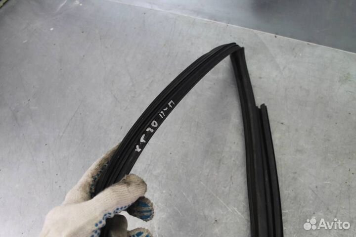 Уплотнитель стекла двери передней правой Nissan X