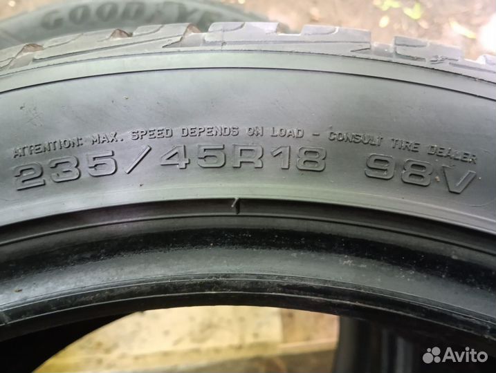 Goodyear UltraGrip Performance 235/45 R18 98V