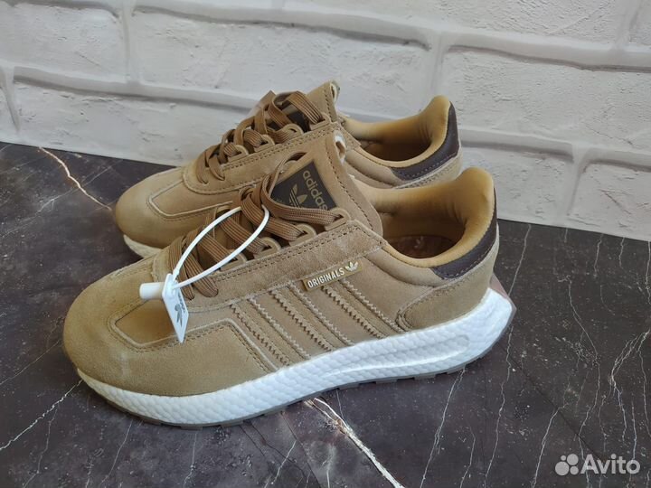 Кроссовки женские Adidas Retropy