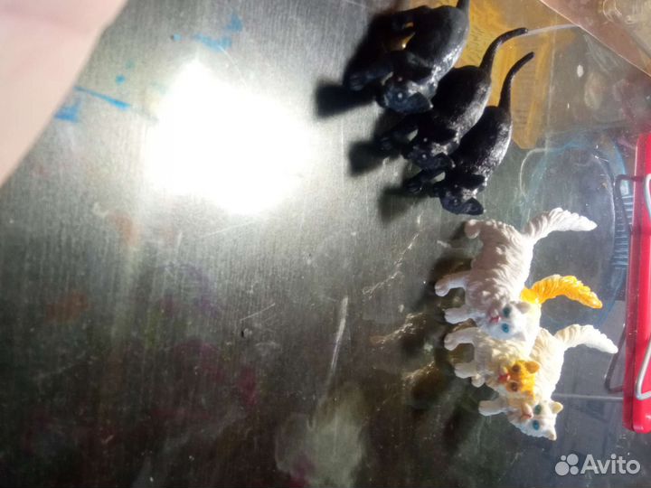 Игрушечные кошки, гуси, куры