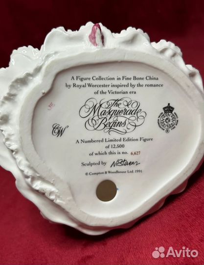 Royal Worcester дама с маской маскарад