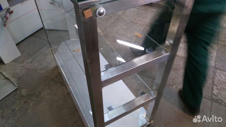 Стеклянные витрины с подсветкой